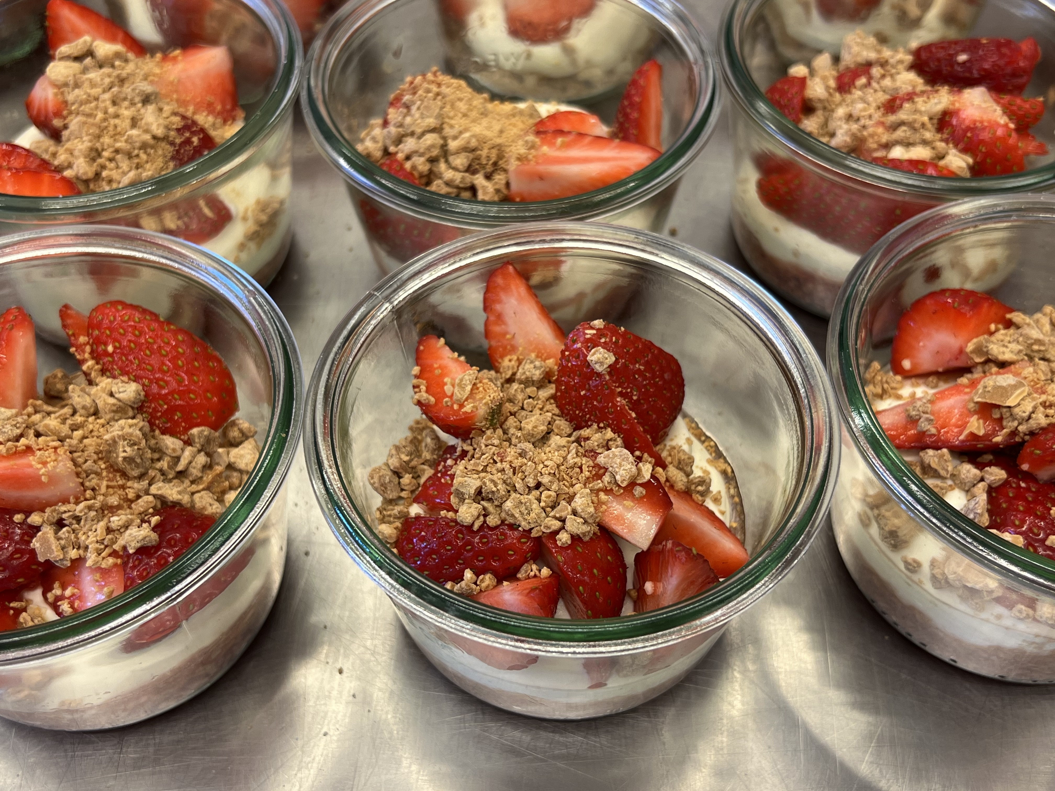 Frisk og lækker dessert - Jordbær trifli med makroner, solbærrom, syltede rabarber og hyldeblomst creme
